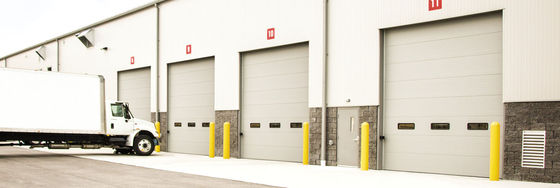 Modern tasarım seksiyonel endüstriyel 50mm~80mm Kalınlığı yalıtımlı seksiyonel garaj kapısı, ticari seksiyonel kapılar