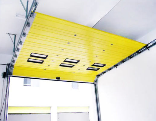 50mm-80mm yalıtımlı bölümsel garaj kapısı hava koşullarını temizleyerek vinil veya fırça dikey asansör