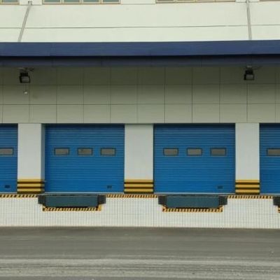 Renkli Kaplı Endüstriyel Seksiyonel Üst Kapı Çelik Dock Kapıları Alüminyum Alaşımlı