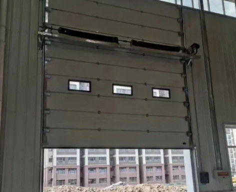 Güvenlik Çelik yalıtımlı bölüm kapıları Modern Elektrikli / Manual Operasyon Fabrika doğrudan satış ticari sandviç kapısı