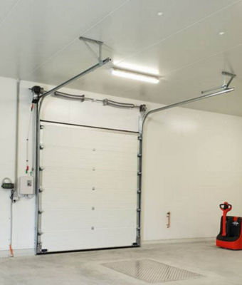Ticari yalıtımlı bölümlü garaj kapıları yukarı 0.2-0.4m / S Otomatik