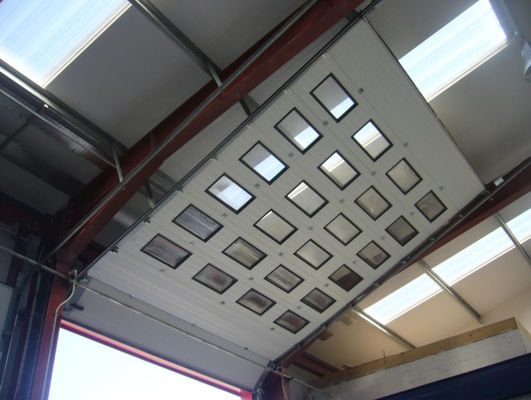 Otomatik olarak şekillendirilmiş toz kapalı galvanizli ticari bölümsel üst kapılar