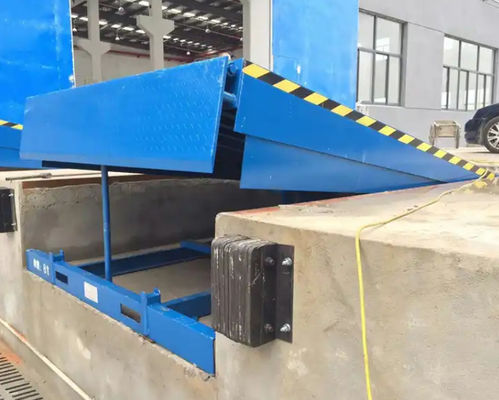 Elektrikli Dock Kapı Düzleştiricileri Atölyesi Otomatik Dock Plate 25000-40000LBS Güvenli Tasarım Forklift Hidrolik Yükseltme Platformu