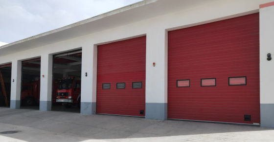 Polyurethane köpüklü yalıtımlı yalıtımlı çelik bölüm kapıları dikey kaldırma kaydırıcı metal çelik bölüm kapısı
