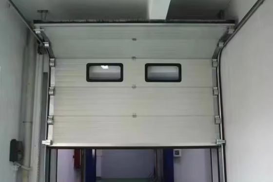 Endüstriyel Otomatik Kalkıtma Beyaz Gürültü Azaltma Kilitlenebilir Talip ve Rüzgar Dayanıklı Tasarımlı Yukarı Bölüm Kapısı