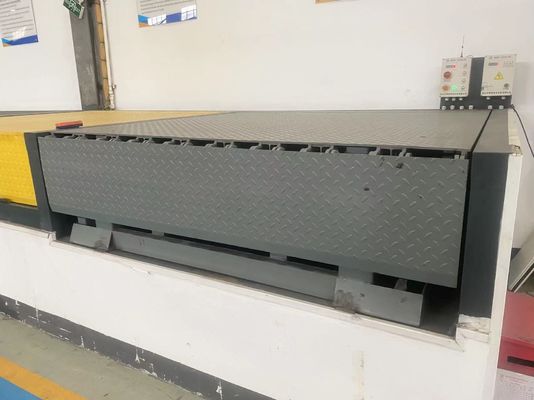 Özelleştirilebilir Tozla Kaplı Otomatik Dock Levelers 10t 12t 15t Büyük Yük Yüksekliği Düzenlenebilir Sabit Sabit