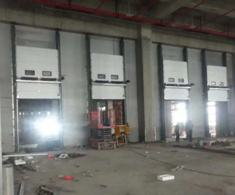 Polyurethane köpüğü ve havalandırma ile yalıtımlı bölümsel garaj kapıları
