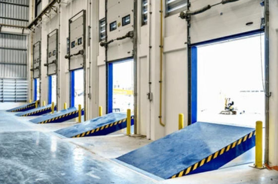 Güvenli Tasarım 25000-40000LBS Hidrolik Dock Leveler Otomatik Teknolojiden Yararlanmak