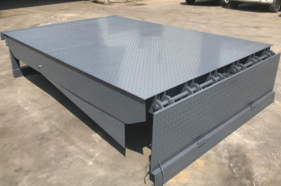 Dock Door Levelers Atölyesi Otomatik Dock Plate 25000-40000LBS Özelleştirilebilir Güverte Yüksekliği ve Güvenlik Çubukları ile Güvenli Tasarım