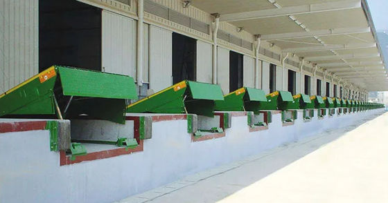 Atölye Otomatik Dock Plate Dock Door Levelers 25000-40000LBS Güvenli Tasarım Kapasitesi 30000 Lbs Platform Boyutu Özelleştirilebilir