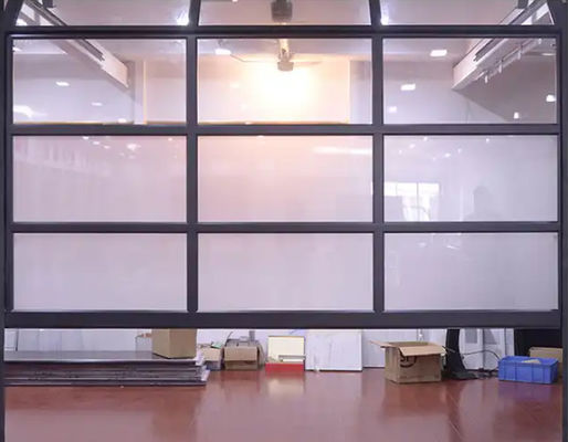 Özel Su geçirmezlik Sınıf 3 Şeffaf Cam Bölümlü Garaj Kapısı Modern Tasarım Tarzı