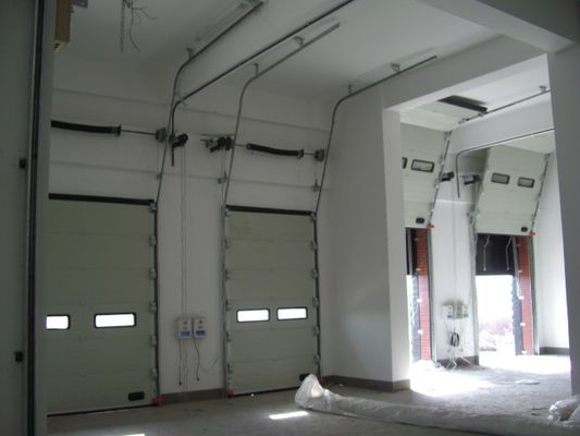 Ticari Bölüm Kapıları 50mm-80mm Kalınlığı İzole Bölüm Garaj Kapısı Seçmeli Havalandırma