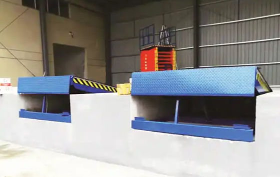 Özelleştirilebilir Dudak Uzunluğu Atölyesi Otomatik Dock Plate Dock Kapı Seviyleyicileri 25000-40000LBS Baskı Düğmesi Denetimleri ile Güvenli Tasarım