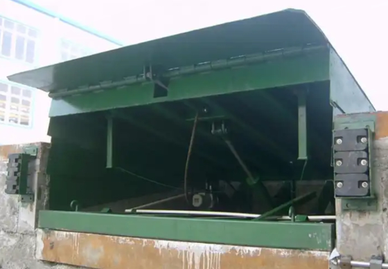Yerel Kurulum Dock Kapı Düzleştiricileri Atölyesi Otomatik Dock Plate 25000-40000LBS Galvanizli bitirme ile güvenli tasarım
