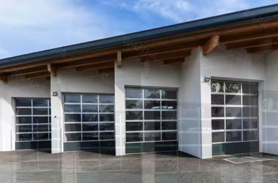 Modern Tasarım Tarzı Su Geçirmez Otomatik Siyah Alüminyum Buzlu Şeffaf Cam Bölmeli Garaj Kapısı, Bölmeli Tasarımla