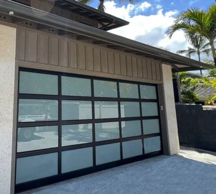 Su Geçirmezlik Sınıfı 3 Şeffaf Cam Mükemmel Rüzgar Direnci Endüstriyel Tavan Tipi Sağlam Bölmeli Garaj Kapısı (Manuel veya Otomatik)