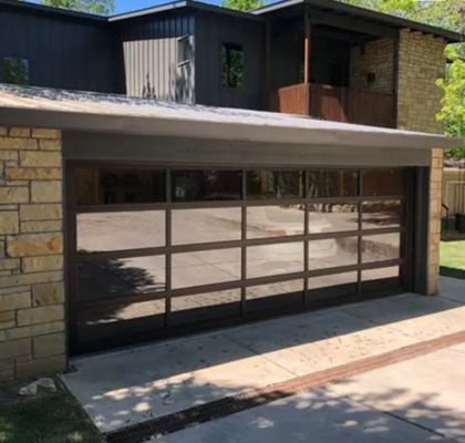 Su Geçirmezlik Sınıfı 3 Şeffaf Cam Mükemmel Rüzgar Direnci Endüstriyel Tavan Tipi Sağlam Bölmeli Garaj Kapısı (Manuel veya Otomatik)