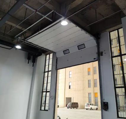 Vinyl Sınır Bölümsel Üst Kapı 50mm-80mm Kalınlığı Yeni Endüstriyel Isıtmalı Güvenli Otomatik Kapı Atölyesi Garaj Kapısı