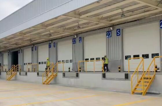 8T /10T Kapasiteli Hidrolik Tonaj Depo Özelleştirilebilir Platform Boyutu Atölye Otomatik Rampa Kapısı Yükleyici 25000-40000LBS Güvenli Tasarım