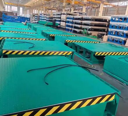 Kapasite 10 Atölyesi Otomatik Dock Plate Dock Door Levelers Air Dock Leveler Manual Type Warehouse Logistics için Ağır Görevli Yükleme Ramp