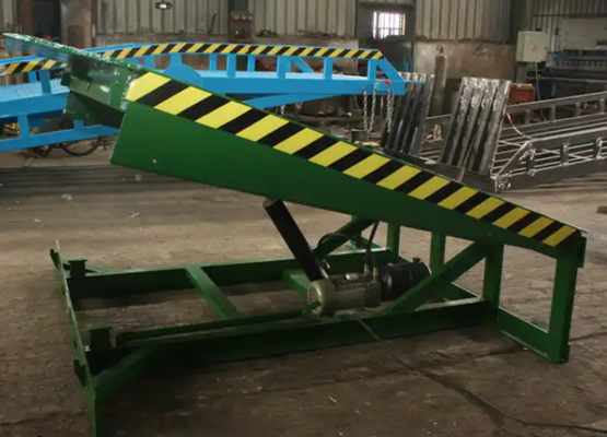 Galvanizli rıhtım kapısı seviyeleyicileri Atölyesi Otomatik rıhtım levhası kaldırma rıhtım yükleme ve boşaltma rampası Sabit rıhtım seviyeleyicisi