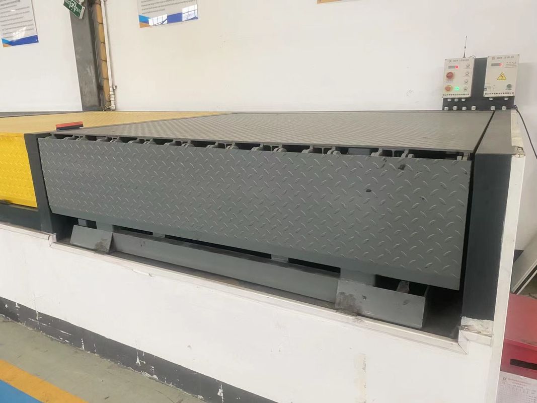 Özelleştirilebilir Tozla Kaplı Otomatik Dock Levelers 10t 12t 15t Büyük Yük Yüksekliği Düzenlenebilir Sabit Sabit