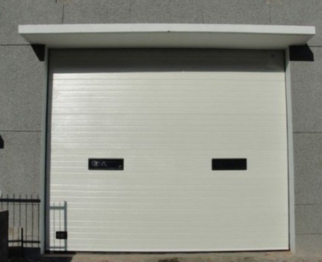 Düz veya Kontürlü Panel Tasarımı İzole Bölümlü Garaj Kapısı Alışveriş Merkezi için 50mm-80mm Kalınlığı Endüstriyel Dikey Asansör Kapısı