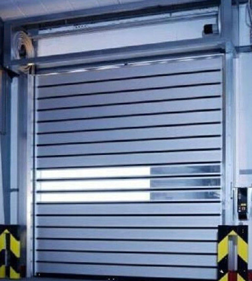 Çelik Otomatik Rol Kapısı 50mm-80mm Kalınlığı yalıtımlı bölümlü garaj kapısı Düz veya konturlu panel tasarımı ile ticari