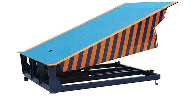 Ağır Görevli Atölyesi Otomatik Dock Plate Dock Door Levelers 25000-40000LBS Kapasite Dock Operasyonları İçin Güvenli Tasarım