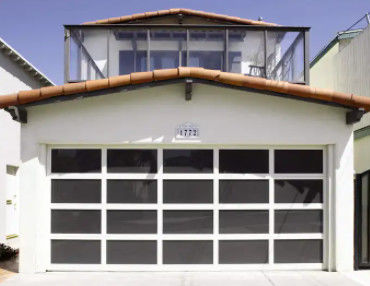 Modern Tasarım Tarzı Su geçirmezlik Sınıf 3 Barut kapalı Şeffaf Cam Bölüm Garaj Kapısı