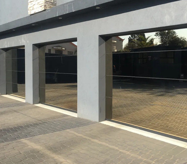 Özel Ticari Çift Camlı Şeksiyonlu Garaj Kapısı Su geçirmezliği Sınıf 3 ve El Ya da Otomatik