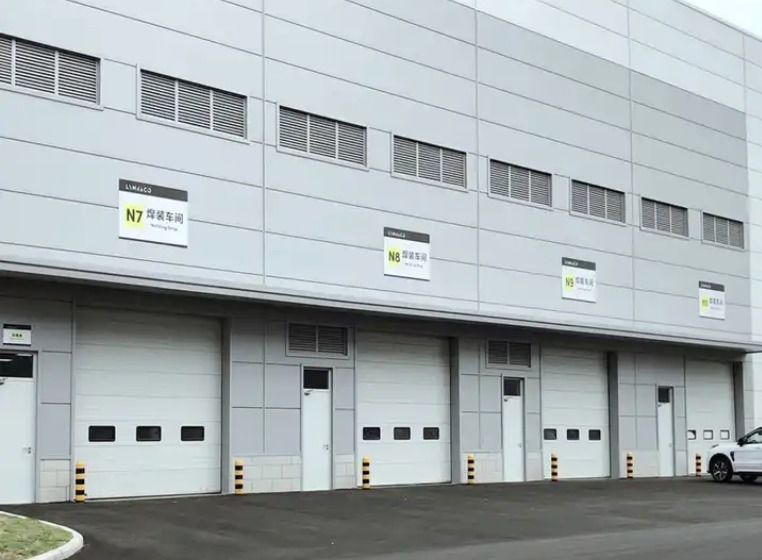 İtfaiye İstasyonu Otomatik Ağır Hizmet Tipi Endüstriyel Tavan Vinç Kapısı | PU Panel Bölmeli Tavan Kapıları, Hava Yalıtımlı Tasarım ve Endüstriyel Bölmeli Kapılar