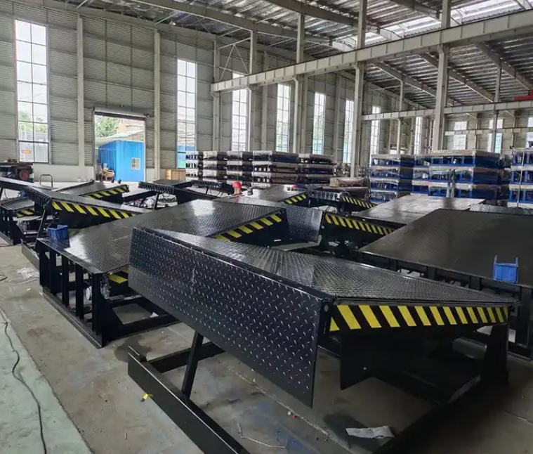 Yüksek Kapasiteli 25000-40000LBS Güvenli Tasarım Atölyesi Özelleştirilebilir Dudak Uzunluğuyla Otomatik Dok Plakası Lojistik ve Dağıtım Merkezleri için Ağır Güçlü Yükleme Çözümü