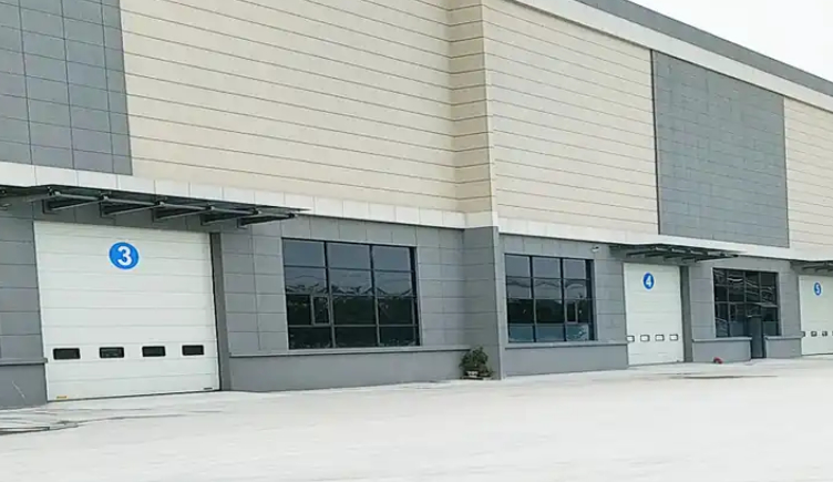 Büyük Endüstriyel Atölyesi Bölümsel Açık Kapı Düz veya Kontürlü Panel Tasarımı 50mm-80mm Kalınlığı yalıtılmış Bölümsel Garaj Kapısı