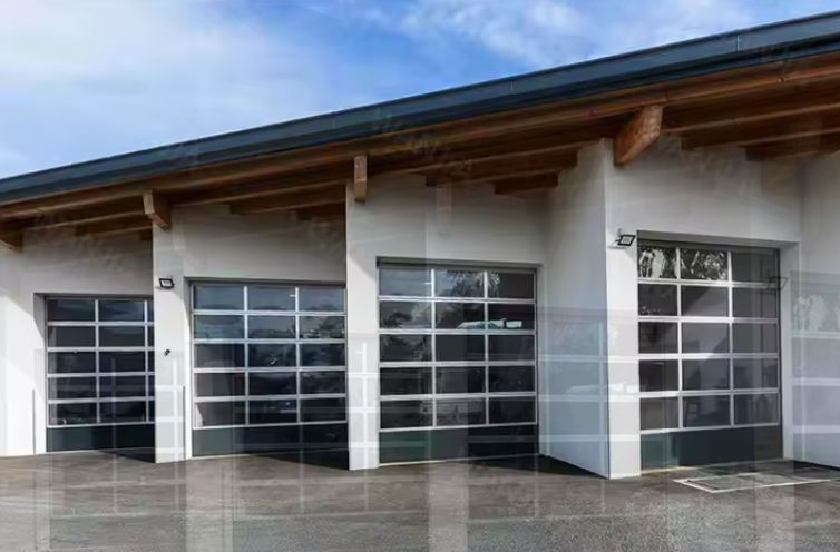 Modern Tasarım Tarzı Su Geçirmez Otomatik Siyah Alüminyum Buzlu Şeffaf Cam Bölmeli Garaj Kapısı, Bölmeli Tasarımla