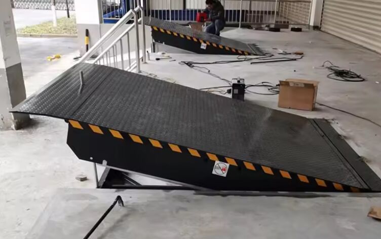 8T /10T Kapasiteli Hidrolik Tonaj Depo Özelleştirilebilir Platform Boyutu Atölye Otomatik Rampa Kapısı Yükleyici 25000-40000LBS Güvenli Tasarım